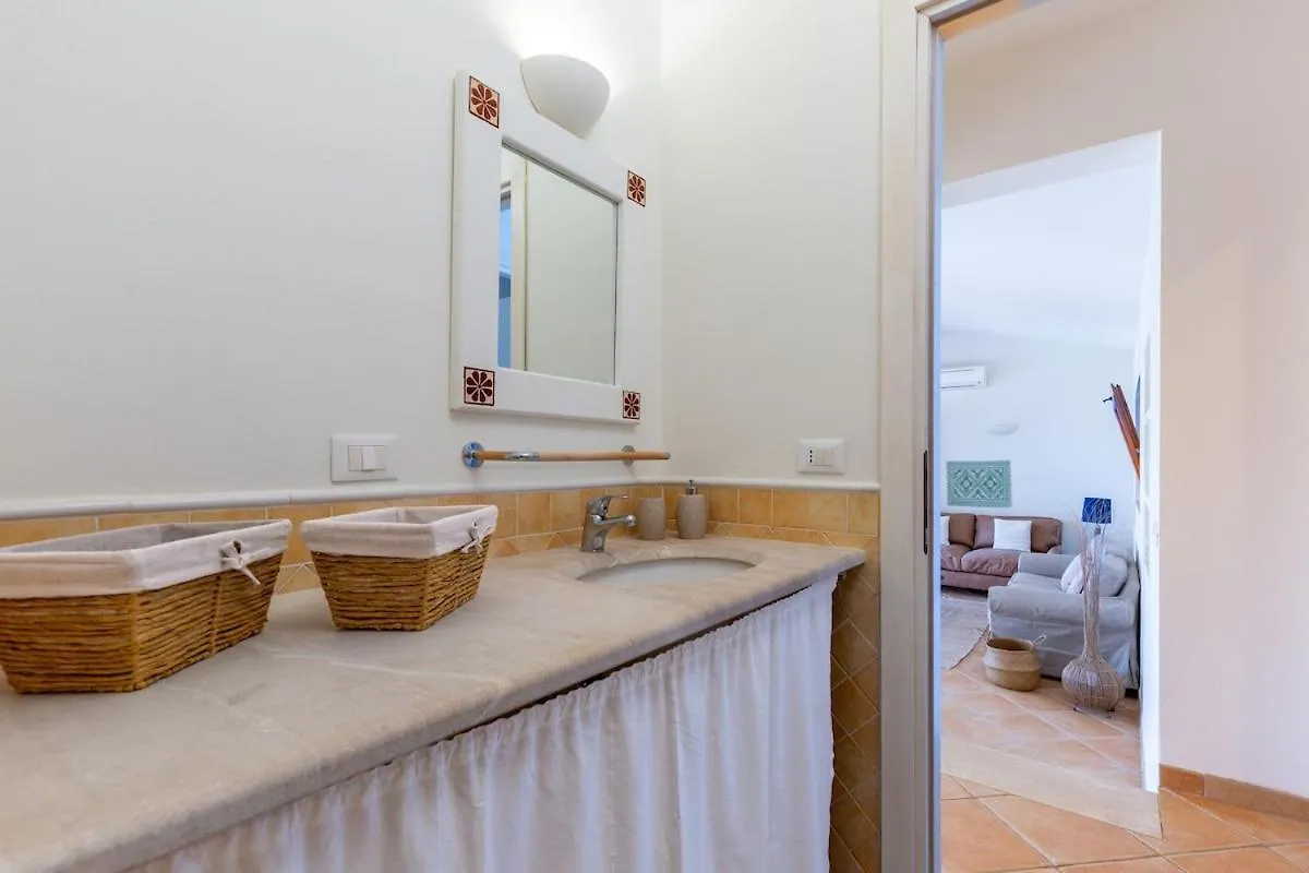 Villa Leone With Pool & Views, Newly Furnished Chia Prázdninový dům